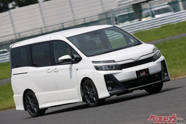 トヨタ ヴォクシー GRスポーツ(2017年登場)。フロントを20mm、リアを25mm下げたローダウンサスや補強ブレースなども採用