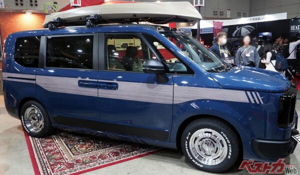 ウッド調デカールとブラック加飾でサイドビューもネオレトロな仕上がり