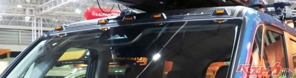 ルーフに並ぶオレンジのデューリーマーカーが往年のアメリカンバンの雰囲気を強調