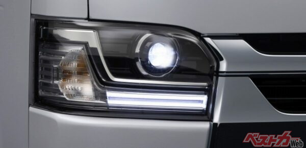 新デザインのBi-Beam LEDヘッドライトを設定。ハイエースのフロントマスクがより精悍な印象へと変化した