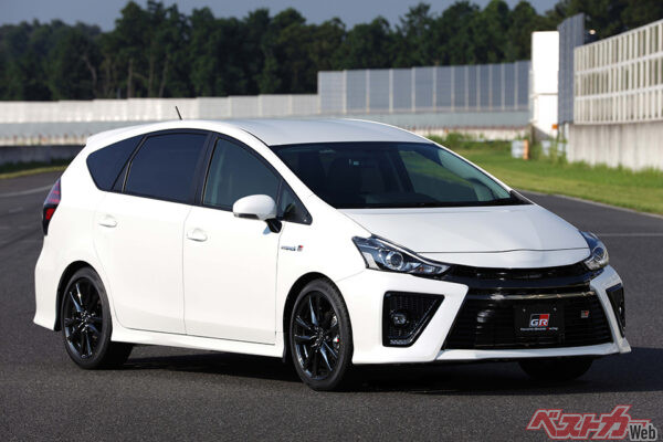 トヨタ プリウスα GRスポーツ（2017年登場）。専用エアロを採用するほか、ボディ剛性の強化や専用チューニングサスなどを装備