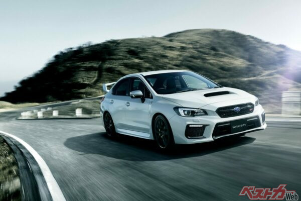 武闘派のWRX STI(写真)に比べるとWRX STI Sport ♯はずっとカジュアルに
