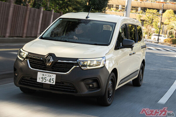 ルノー グランカングー クルール。黒い樹脂製のバンパーが顔の下半分を覆い、プロの道具感を醸し出す