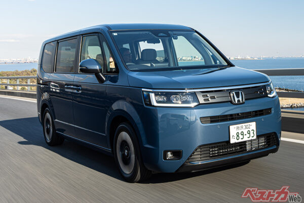 ホンダ ステップワゴン e：HEV AIR EX。「顔がおとなしすぎる」とも評されるステップワゴン AIRだが、フランス車と比較するとおしゃれさは互角