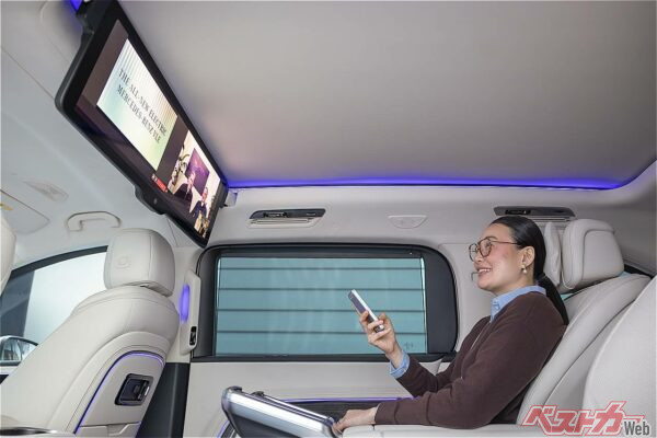 リアモニターもロングディスプレイの時代へ