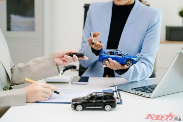 住む地域によっては夫婦でそれぞれクルマの所有が不可欠なこともある。だからこそ保険はしっかりと考えたい（Nuttapong punna@Adobe Stock）