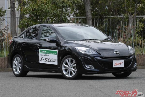 2009年、アイドリングストップ機能「i-stop」を搭載して注目されたマツダ・アクセラ