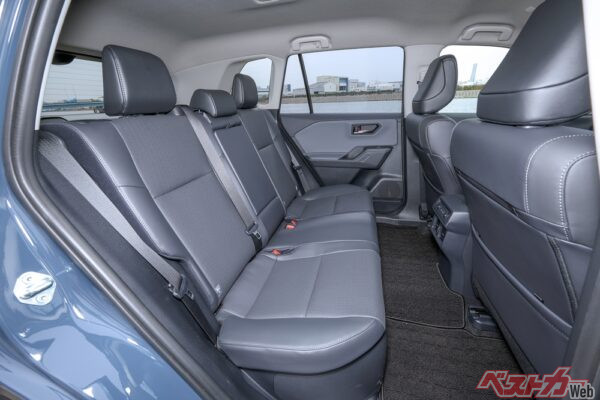 後席は十分な広さを確保している