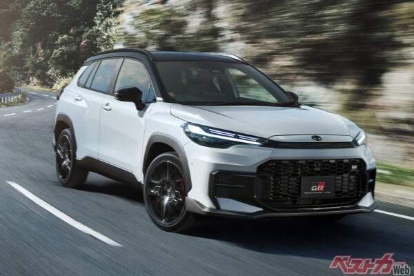 2025年5月登場のトヨタ カローラクロス GRスポーツ。最近のGR共通デザインのフロントはもちろん専用サスなどを装備し走りの質を上げている