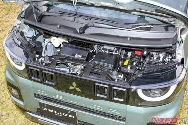 プロペラシャフトを持つフルタイム4WDで、出力モードで2種類、路面に応じて3種類の駆動力配分が選べる