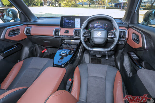 全車、写真のブラウン内装色で、クラスを超えた質感の高さが感じられる。ダイヤル式シフトも使いやすい