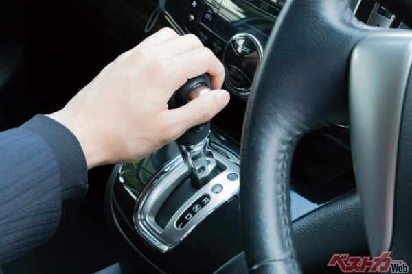 信号待ちでNレンジに入れると、エンジン（モーター）と駆動系が切り離された状態になるが、現代のAT車では、燃費や機械的負担の面でメリットはない（PHOTO：Adobe Stock_あんみつ姫）