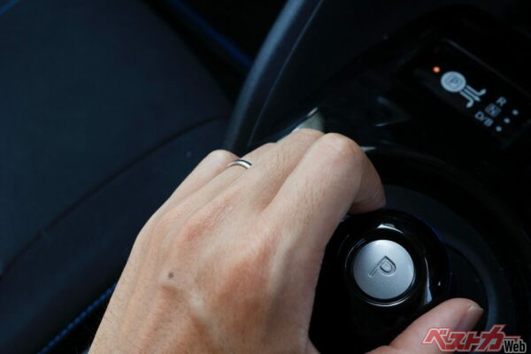 長時間停止する場合にはPレンジを使う方法も。ただ短い信号待ちではDレンジのままブレーキで待機したほうが無難（PHOTO：Adobe Stock_umaruchan4678）