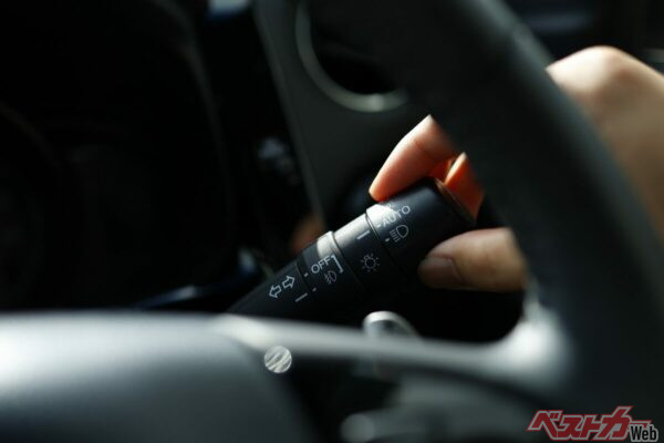 軽くレバーを操作すると数回だけ点滅するワンタッチウインカー。近年は点滅回数を変更したり、機能自体をオフにできる車種も増えている(PHOTO:Adobe Stock_umaruchan4678)