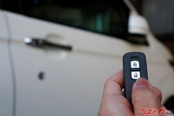 スマートキーの解錠ボタンを長押しすると、窓を遠隔操作できる車種もある。乗り込む前に車内の熱気を逃がせるため、夏場の駐車場ではとくに便利な機能だ(PHOTO:Adobe Stock_umaruchan4678)