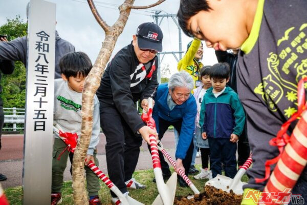 日本一早い桜祭りで知られる本部町の八重岳桜の森公園を訪れ、平良武康本部町長や地元の子どもたちと一緒に桜の木を植えた