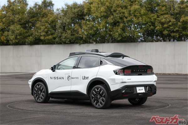 前後バンパーにセンサーを埋め込み、ルーフにもLiDARが載る。車高も高い