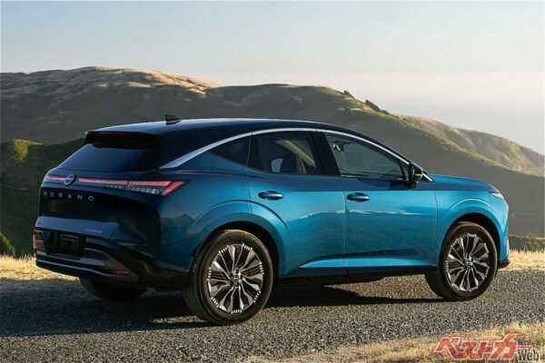 リアは一文字テールランプと「MURANO」ロゴが目印