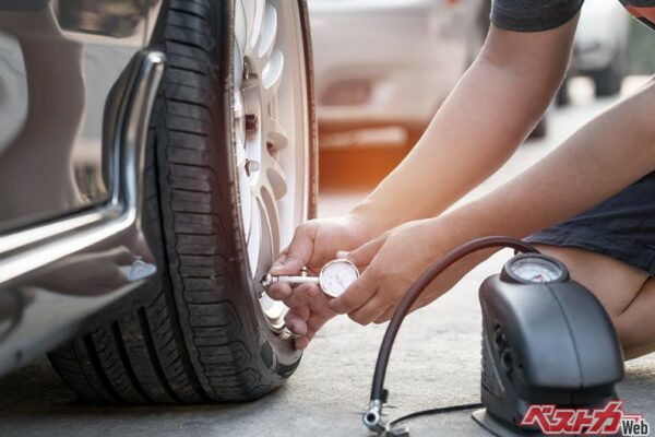 できればひと月に一度は空気圧チェックを行いたい。タイヤの空気圧は走り心地にはもちろん、燃費にも影響する（chaiyasit＠Adobe Stock）