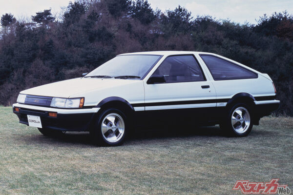 AE85/86の型式名の方が有名なハチマル系レビンは、旧ナナマル系のFRプラットフォームに新世代4A-Gエンジンを組み合わせた