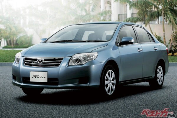 「アクシオ」のサブネームが付いた4ドアセダンタイプ。グローバルシリーズが3ナンバーサイズに拡幅したため、国内専用プラットフォームを採用