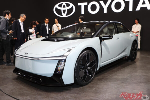 2025年10月に開催されたジャパンモビリティショー2025で公開された次世代カローラ。カローラは常に最先端への進化を止めることはない