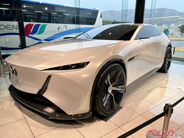 防府工場ではジャパンモビリティショー2025でも展示されたMAZDA VISION X-COUPEがお出迎えしてくれたぞ！　反対側にはMAZDA VISION X-COMPACTも！