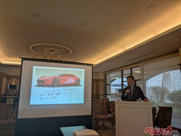 マツダ5代目社長にしてロータリーエンジンやコスモスポーツの開発に携わった山本健一氏の言葉。「マツダの車は人間の生活文化に関する希望や彩りが生かされている物であってほしい」と書かれている