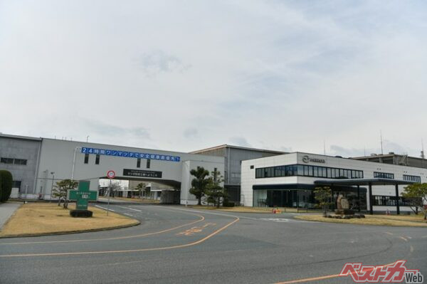 防府工場の正面。ここでマツダのクルマがつくられている