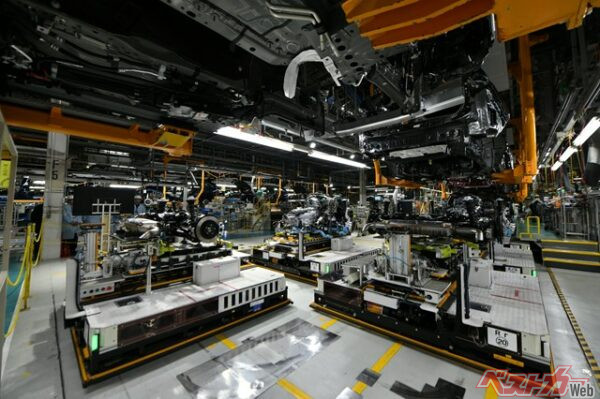 工場内の様子、天井付近のレールを使用し各部署へ部品が回っていく