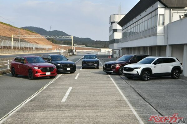 到着してすぐに国外モデル含めたマツダ車が出迎えてくれた。これにはテンションも爆上がり！