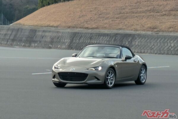 本誌編集部員モリモトもドライビング・ポジションをさっそく実践。G-bowl ジムカーナで好タイムを狙う！