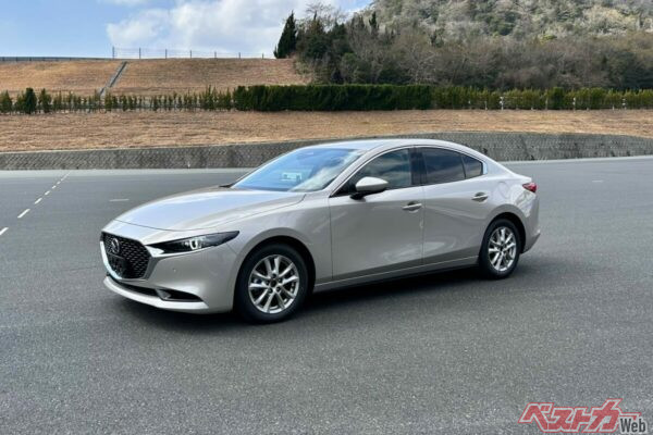 ベストカーWebシライは、フルバケロードスターのクラッチに「つま先の先」がなんとか届くといった有様。脚が短いのか？　なんとか1周はしたもののマツダ3に乗り換え