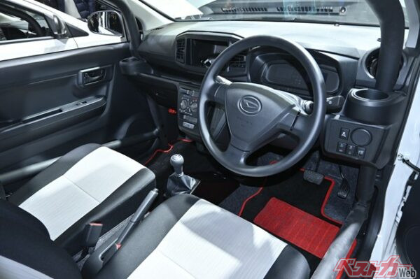 インパネシフトのCVTに代わってフロア式の5MTとなる。マニュアルエアコンやパワーウィンドゥは標準装備(写真はオートサロンのもの)