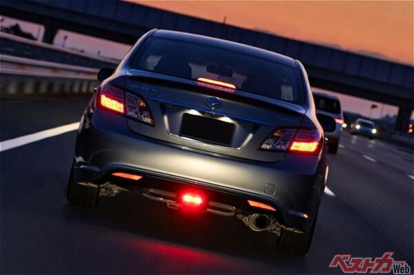 まぶしいリアフォグはマジ腹立つ!! 平時のフォグランプ点灯って違反にならないの？