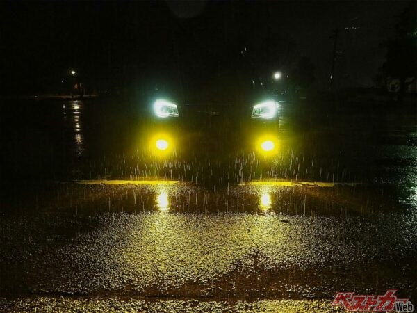 フォグランプ点灯は前後とも「霧などにより視界が制限される場合」に限られる（写真AC）