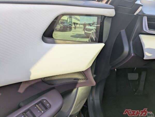 ドア付近に後方を確認するモニターがある。写真は左後方を映している。反対側も同様