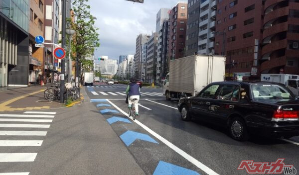 自転車の通行帯を示す最も簡易的なものが矢羽根型