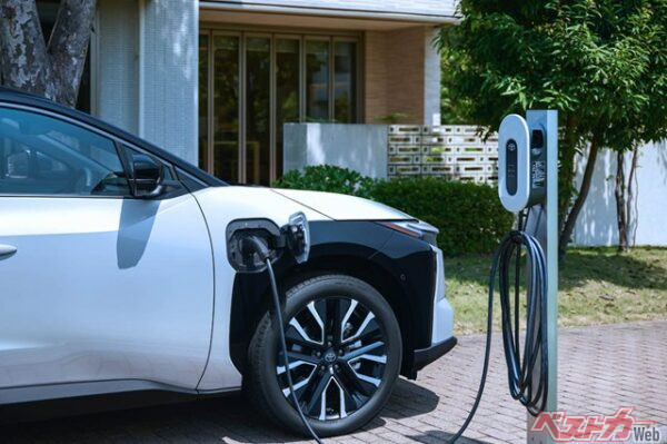 やはり環境性能割・自動車重量税の減免はEVのうれしいトコロ。ちなみに急速充電時間が最短28分に短縮された