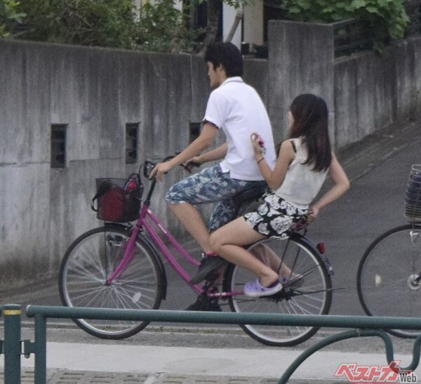 荷物とは違うが自転車の二人乗りは禁止(タンデム自転車、子どもを乗せるために許可された自転車を除く)