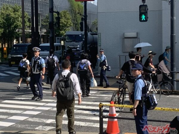 自転車は横断歩道では押して歩くのが原則