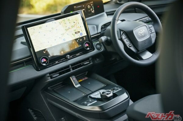 14インチのセンターディスプレイにスマホの置くだけ充電も左右2つというなんともうれしい装備