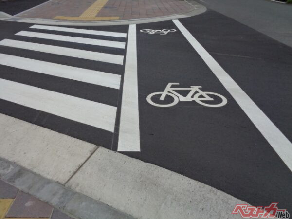 自転車横断帯がある場合はその場所を走行する
