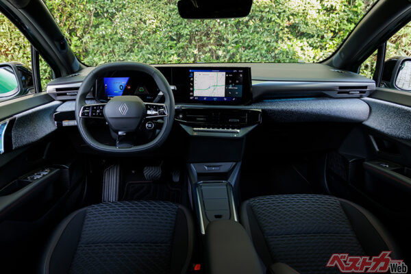 インパネに装備されるオプションの10.2インチ2枚構成になるタッチパネルはドライバーの方に向けてセットされており見やすく使いやすい