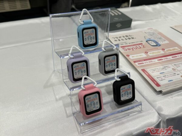 SayuU2はケース込みで高さ64㎜、幅47㎜、厚み25㎜、重さ69gととってもコンパクト。カラビナが付き、5色から選べる