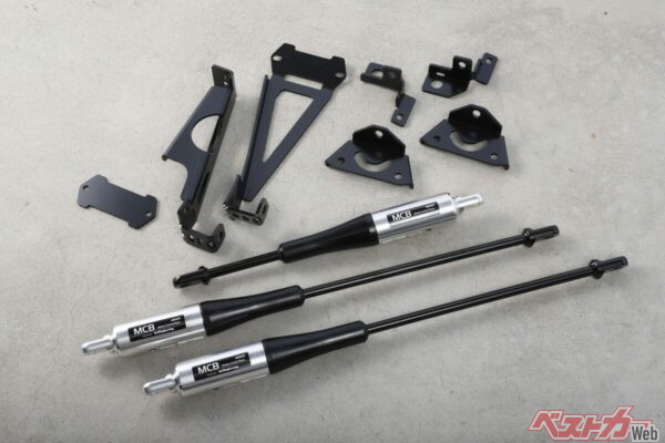 前中後のMCBがセットとなる。もちろん装着に必要なブラケットなども同梱されるぞ