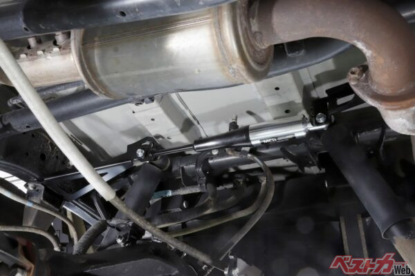 後端はリアダンパーの締結点となる。この動きをしっかり抑制することで走りが変わる予感はする