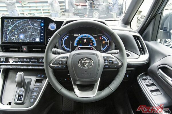 ヴォクシーのハイブリッド車はメーター類が青く光るゾ！　なおガソリン車の場合は白く光る