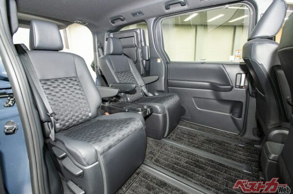 ヴォクシーの後部座席。3列目は跳ね上げた状態