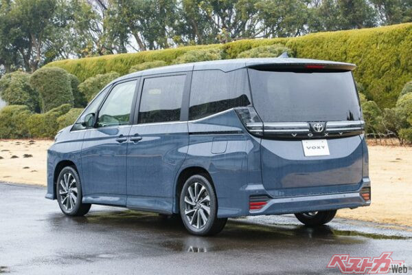 2025年の一部改良でスパークリングブラックパールクリスタルシャインとマッシブグレーが廃止。写真のヴォクシーはマッシブグレー